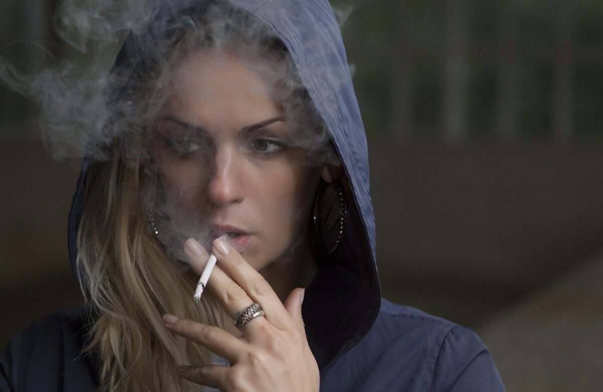 Frau, die raucht